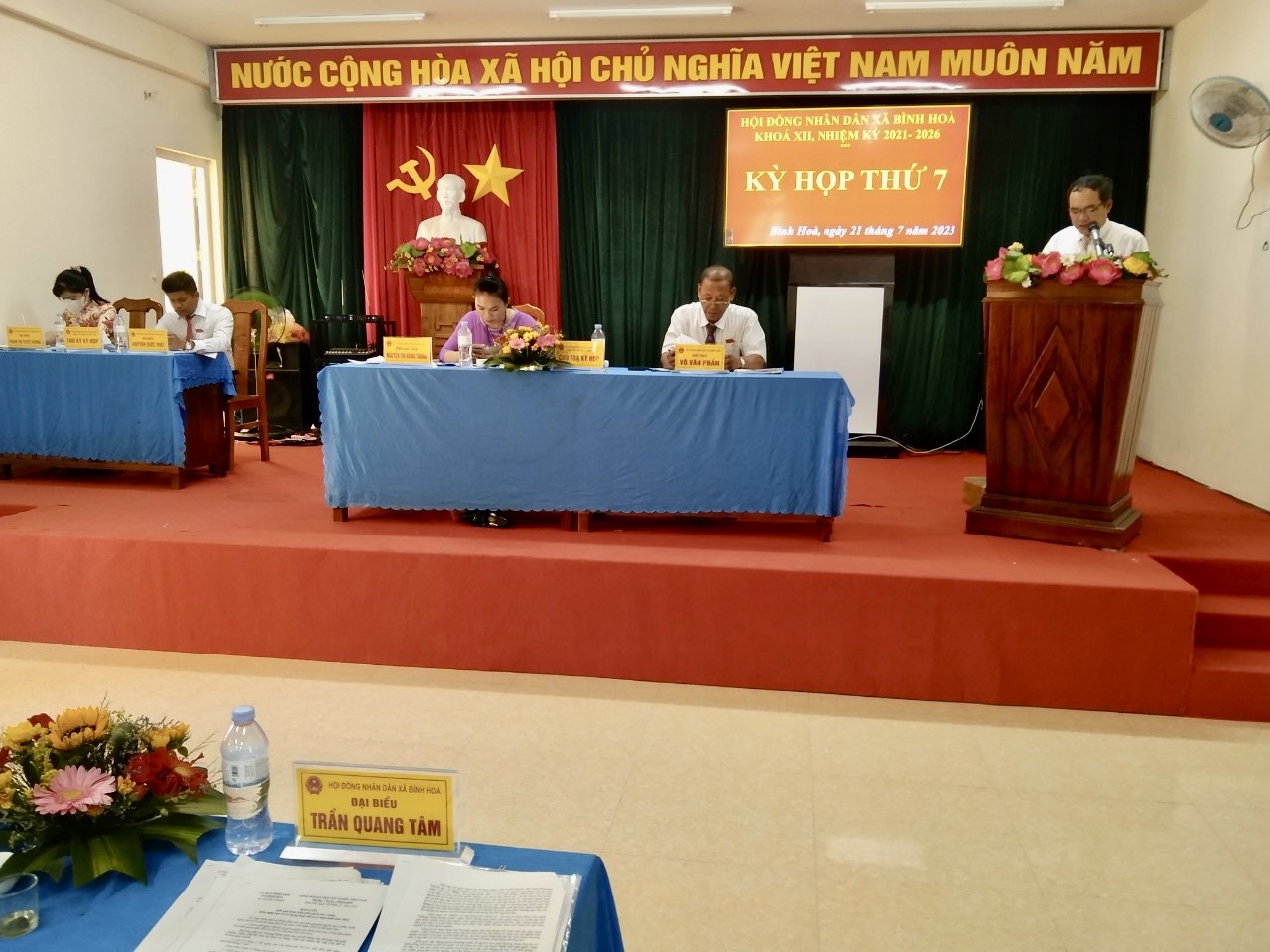 Đồng chí Trần Quang Tâm- Chủ tịch UBND xã phát biểu tại kỳ họp